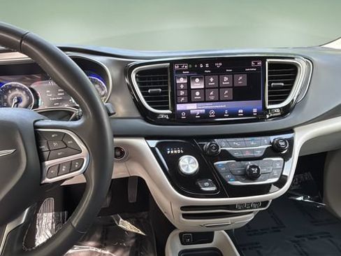 Used 2023 Chrysler Pacifica Touring-L FWD image 11