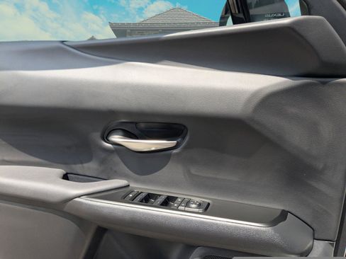 Used 2026 Lexus UX 300h FWD image 8