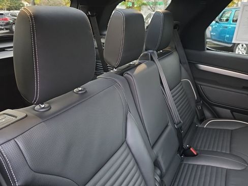 Certified 2024 Land Rover Discovery Dynamic SE image 17