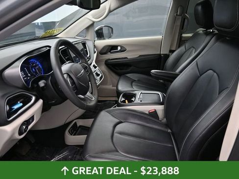 Used 2024 Chrysler Pacifica Touring-L FWD image 17