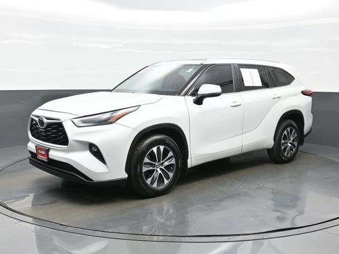 Used 2023 Toyota Highlander XLE AWD/4WD image 2