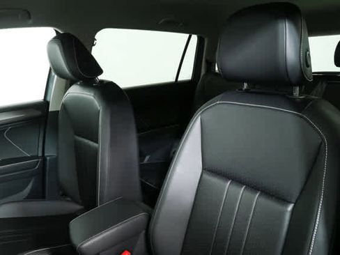 Used 2024 Volkswagen Tiguan SE FWD image 11