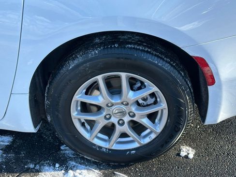 Used 2024 Chrysler Pacifica Touring-L image 9