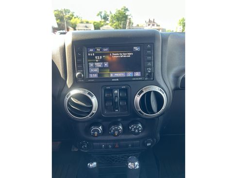 Used 2017 Jeep Wrangler Unlimited Sahara w/ Dual Top Group AWD/4WD image 13