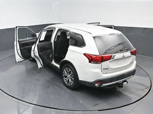 Used 2018 Mitsubishi Outlander SE AWD/4WD image 27