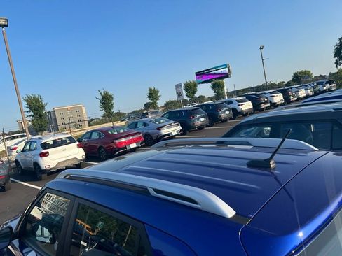 Used 2025 Hyundai Venue SEL FWD image 5