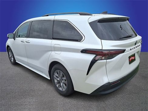 Used 2023 Toyota Sienna XLE image 5