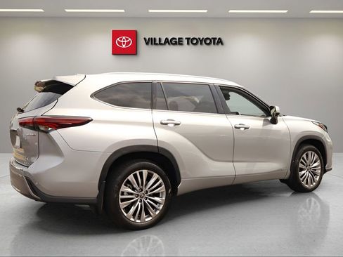 Certified 2024 Toyota Highlander Platinum AWD/4WD image 5