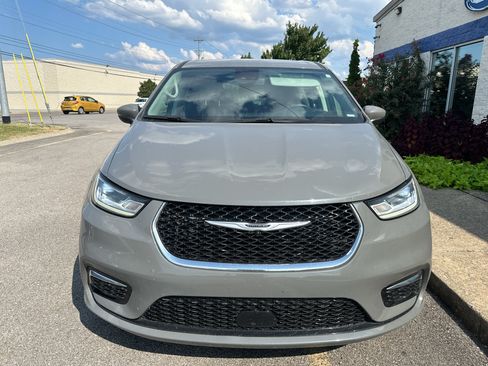 Used 2023 Chrysler Pacifica Touring-L FWD image 9