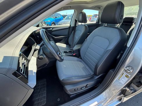 Used 2025 Volkswagen Jetta SE FWD image 37