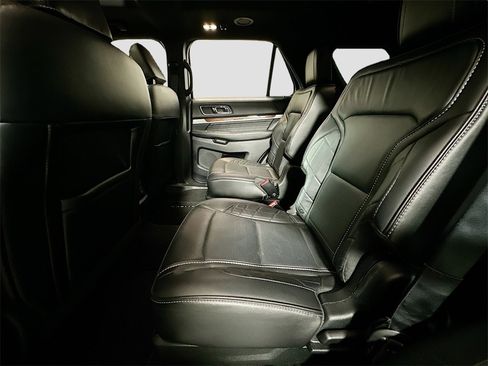 Used 2018 Ford Explorer Platinum image 27