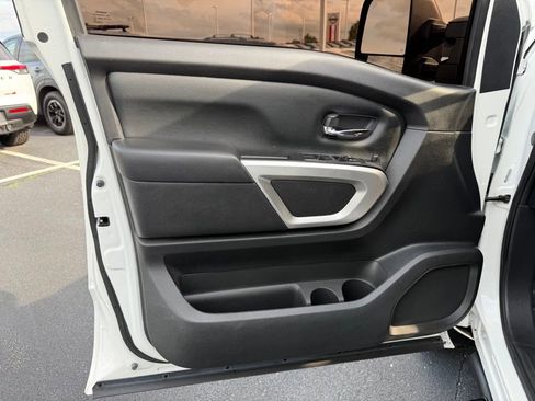 Used 2022 Nissan Titan SV AWD/4WD image 13