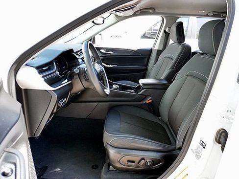 Certified 2023 Jeep Grand Cherokee Laredo RWD image 15