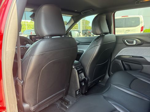 Used 2025 Jeep Compass Latitude AWD/4WD image 12