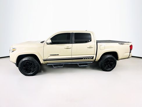 Used 2018 Toyota Tacoma TRD Sport w/ Technology Package image 4