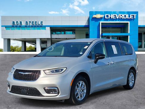 Used 2024 Chrysler Pacifica Touring-L image 3