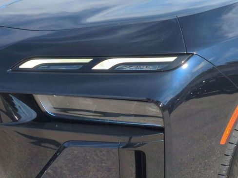 Used 2023 BMW 740i w/ Parking Assistance Package image 23