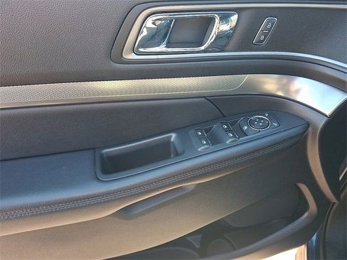 Used 2018 Ford Explorer XLT w/ Equipment Group 201A image 12