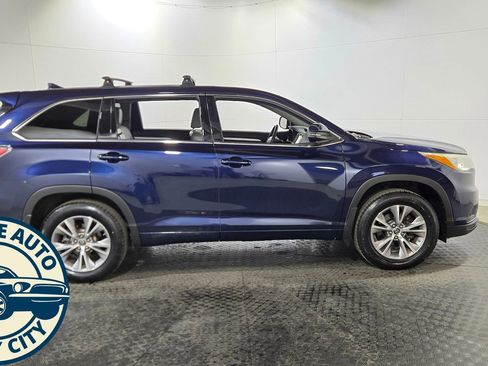 Used 2016 Toyota Highlander Plus w/ Four Season Floor Mat Package image 8