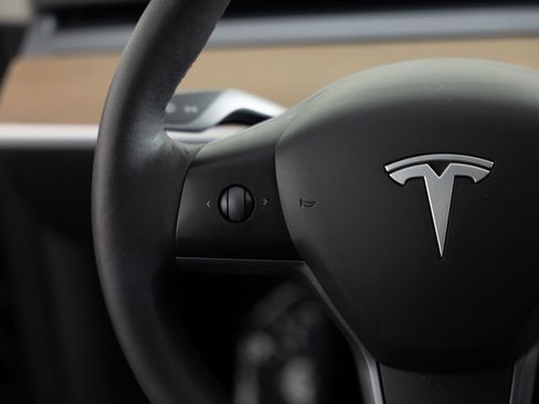 Used 2023 Tesla Model Y Performance AWD/4WD image 32