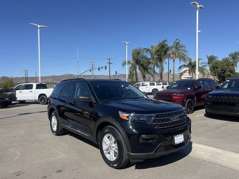 Used 2023 Ford Explorer XLT image 2