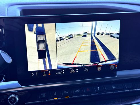 Used 2025 GMC Sierra 2500 SLT w/ SLT Convenience Package image 32