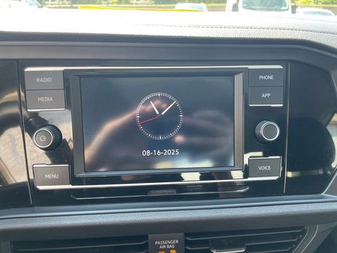 Used 2022 Volkswagen Jetta SE image 32