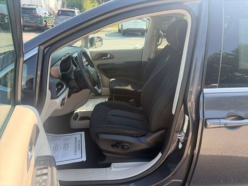 Used 2023 Chrysler Voyager LX FWD image 10