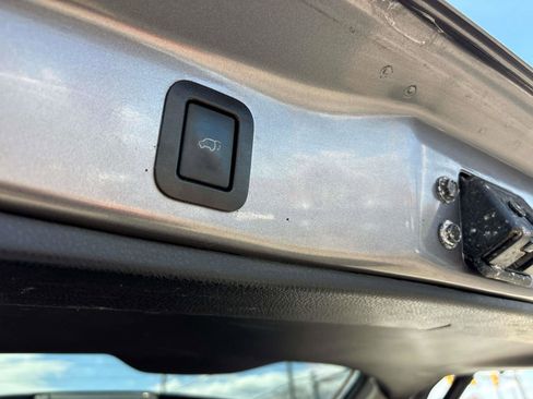 Used 2019 Toyota Highlander XLE AWD/4WD image 17