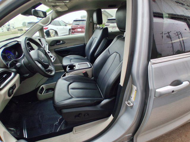 Used 2024 Chrysler Pacifica Touring-L FWD image 14