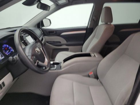 Used 2018 Toyota Highlander LE FWD image 17