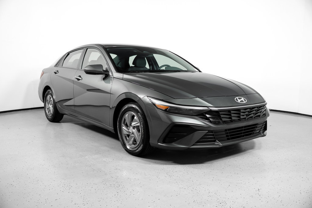 Certified 2026 Hyundai Elantra SE FWD image 2