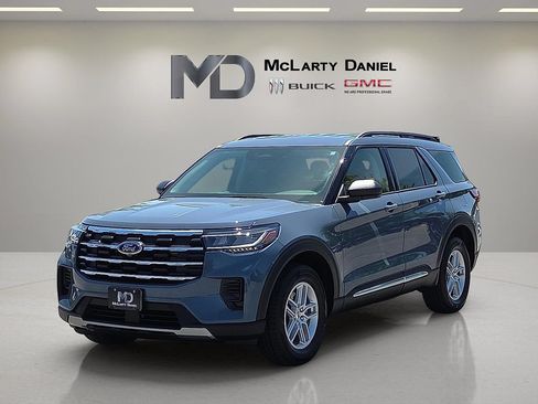 Used 2025 Ford Explorer Active AWD/4WD image 3