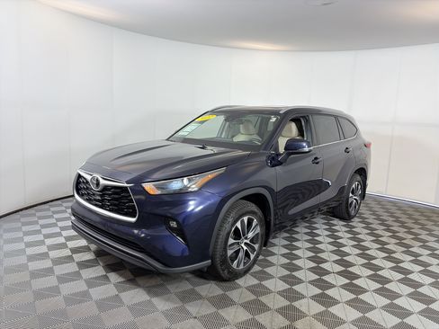 Used 2022 Toyota Highlander XLE AWD/4WD image 2