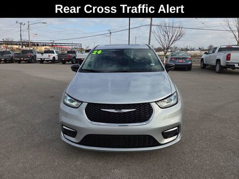 Used 2024 Chrysler Pacifica Limited image 10