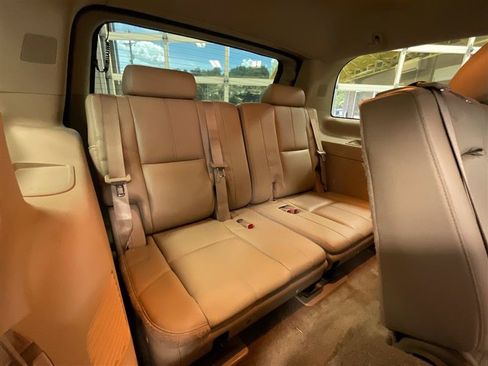 Used 2011 GMC Yukon SLT w/ SLT-2 Equipment Package AWD/4WD image 22
