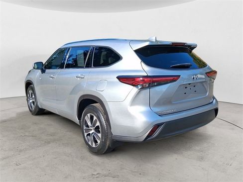 Used 2021 Toyota Highlander XLE image 3