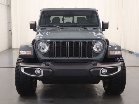 New 2025 Jeep Gladiator Sport image 4