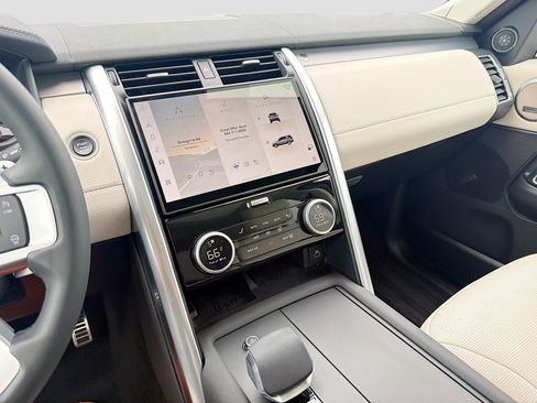Used 2025 Land Rover Discovery Dynamic SE AWD/4WD image 29