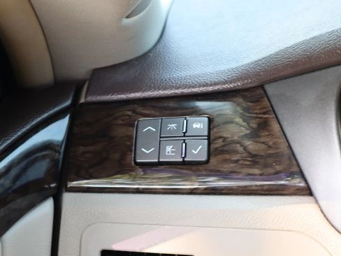 Used 2011 Cadillac DTS Luxury FWD image 26