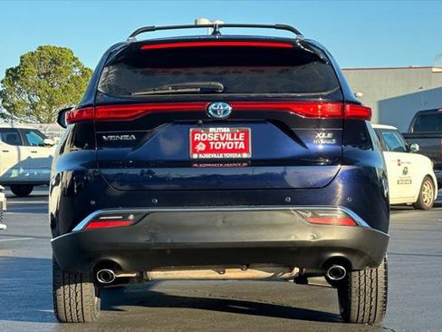 Certified 2022 Toyota Venza XLE image 8