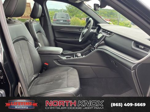 Used 2024 Jeep Grand Cherokee Altitude image 25