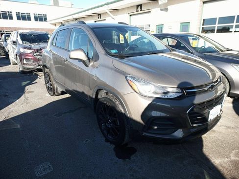 Used 2022 Chevrolet Trax LT w/ Sport Edition image 2