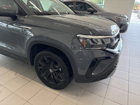 Used 2023 Volkswagen Taos SE w/ Black Wheel Package image 8