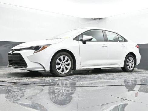 Used 2025 Toyota Corolla LE image 43
