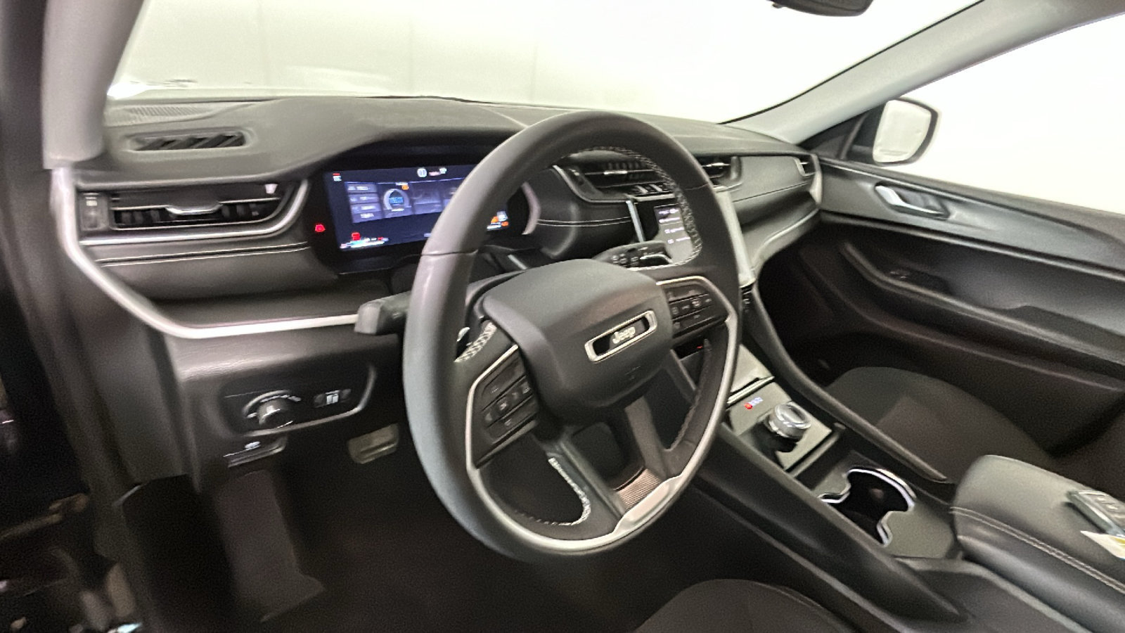 Used 2023 Jeep Grand Cherokee Laredo w/ Luxury Tech Group I AWD/4WD image 17