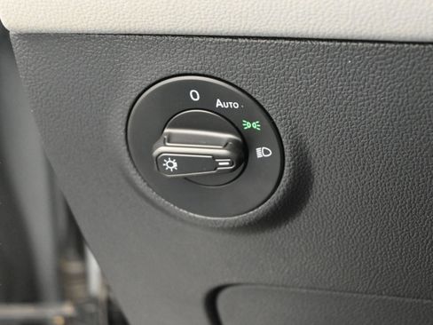 Used 2023 Volkswagen Taos SE w/ Panoramic Sunroof Package FWD image 22