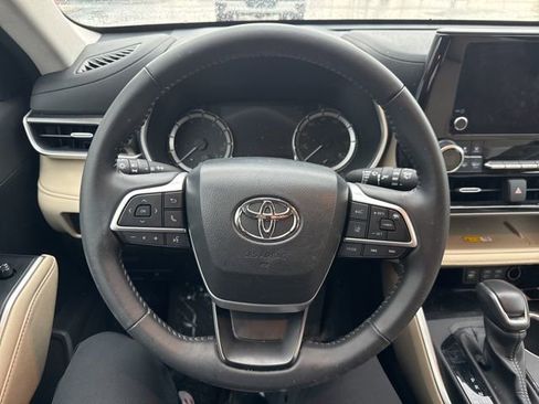 Used 2024 Toyota Highlander XLE image 17