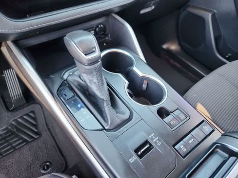 Used 2020 Toyota Highlander L image 21