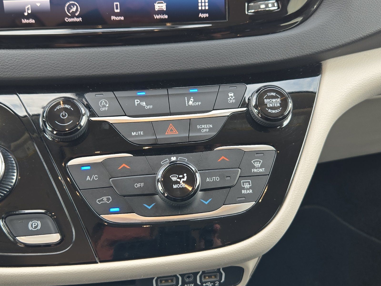 Used 2024 Chrysler Pacifica Touring-L FWD image 19